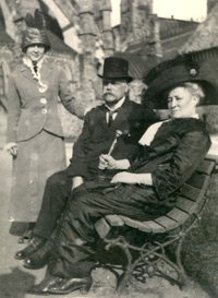 Le couple Desjardins en compagnie de leur fille, Albertine Desjardins