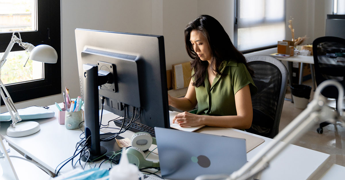 Une entrepreneure sur son ordinateur au travail.