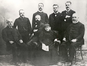 À l'extrême droite, on aperçoit Alphonse Desjardins (debout) et Louis-Georges (assis), en compagnie de leurs frères et de leur sœur en 1896.