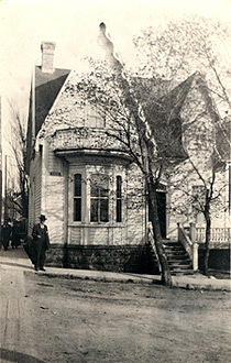 Alphonse Desjardins devant sa maison en 1920