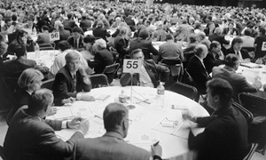 Les participants du 17e congrès de 1999 discutent des changements proposés.