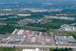 Vue aérienne d’une zone industrielle.